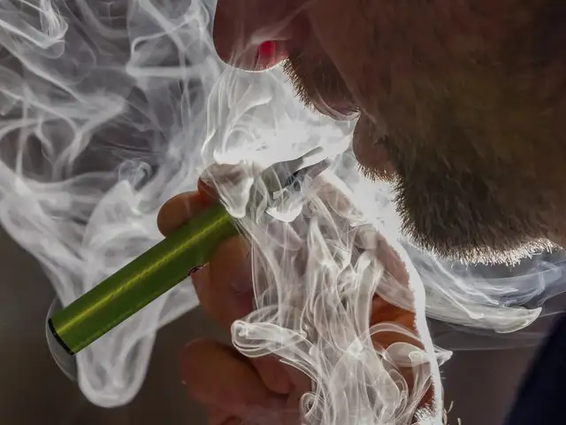 e cigarette maldives Huile de cannabis 75mg THC Fraise main image 1