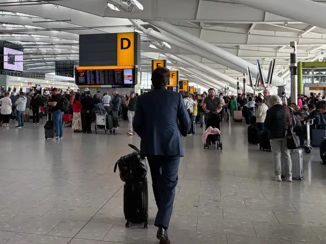 Image for UK flight chaos deepens as more than 150 flights cancelled after air traffic control glitch