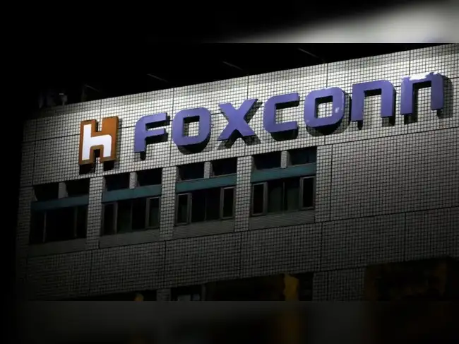 Image for Foxconn recalls Chinese staff from India, disrupting Apple’s iPhone 17 plans