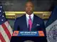 El alcalde de la ciudad de Nueva York, Eric Adams, declara el estado de emergencia por los migrantes